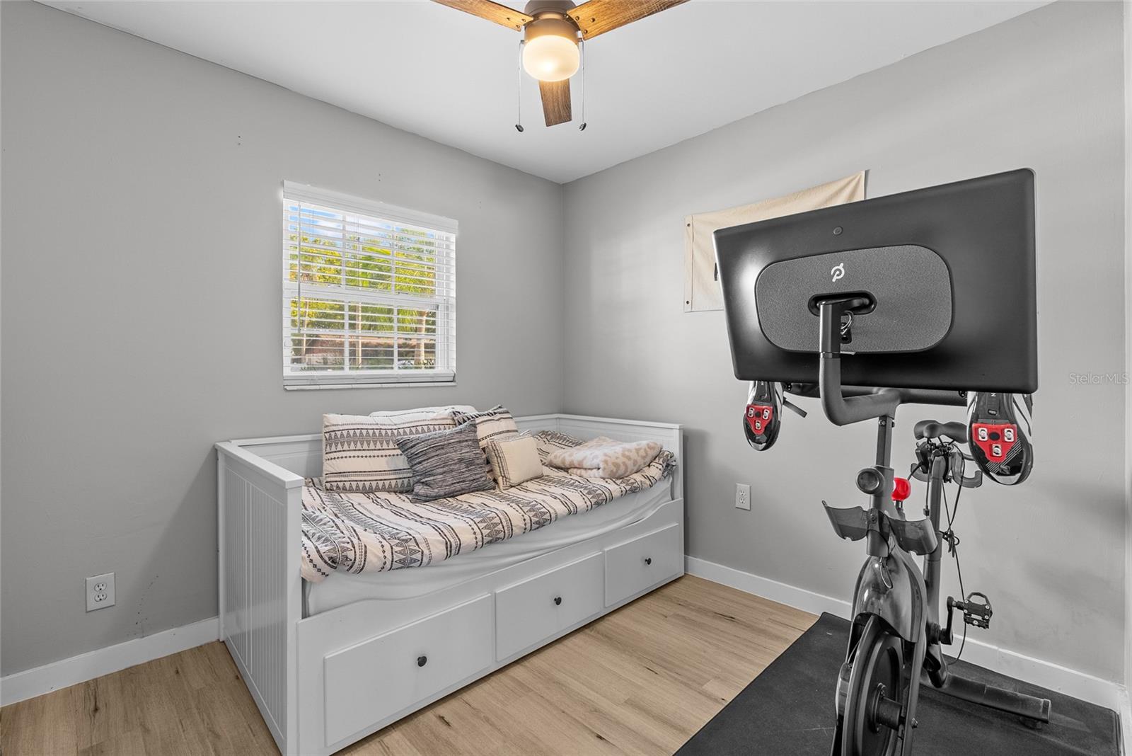 Listing photo id 18 for 3412 Bay Avenue