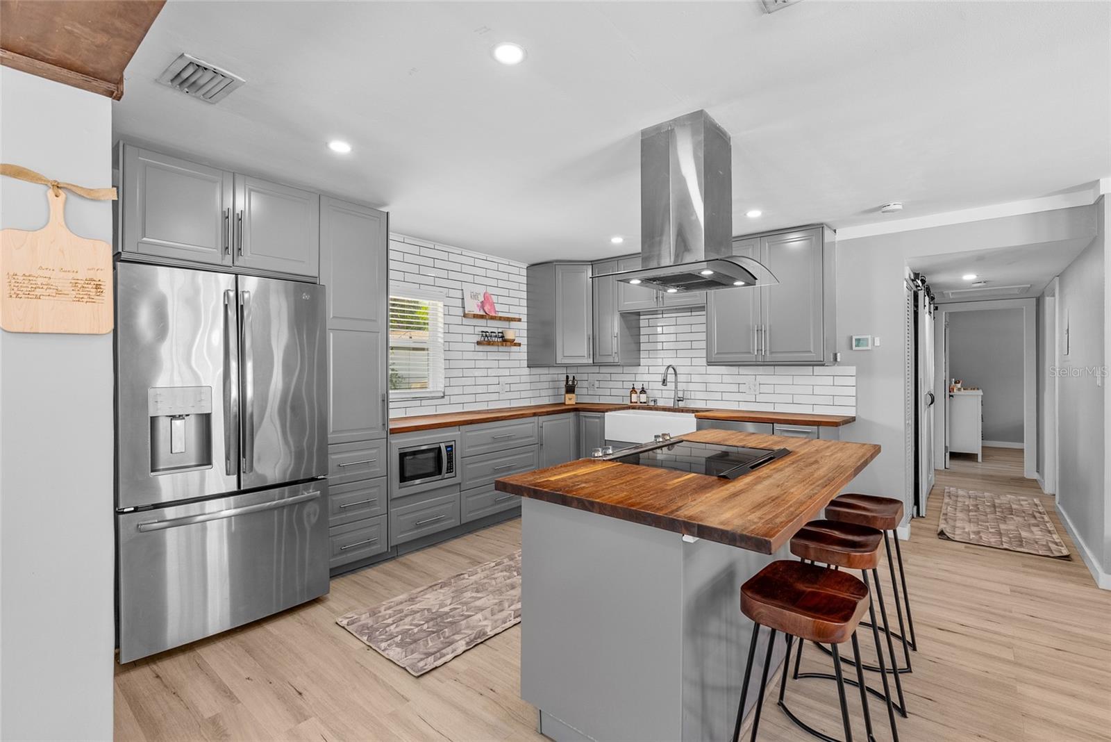 Listing photo id 7 for 3412 Bay Avenue