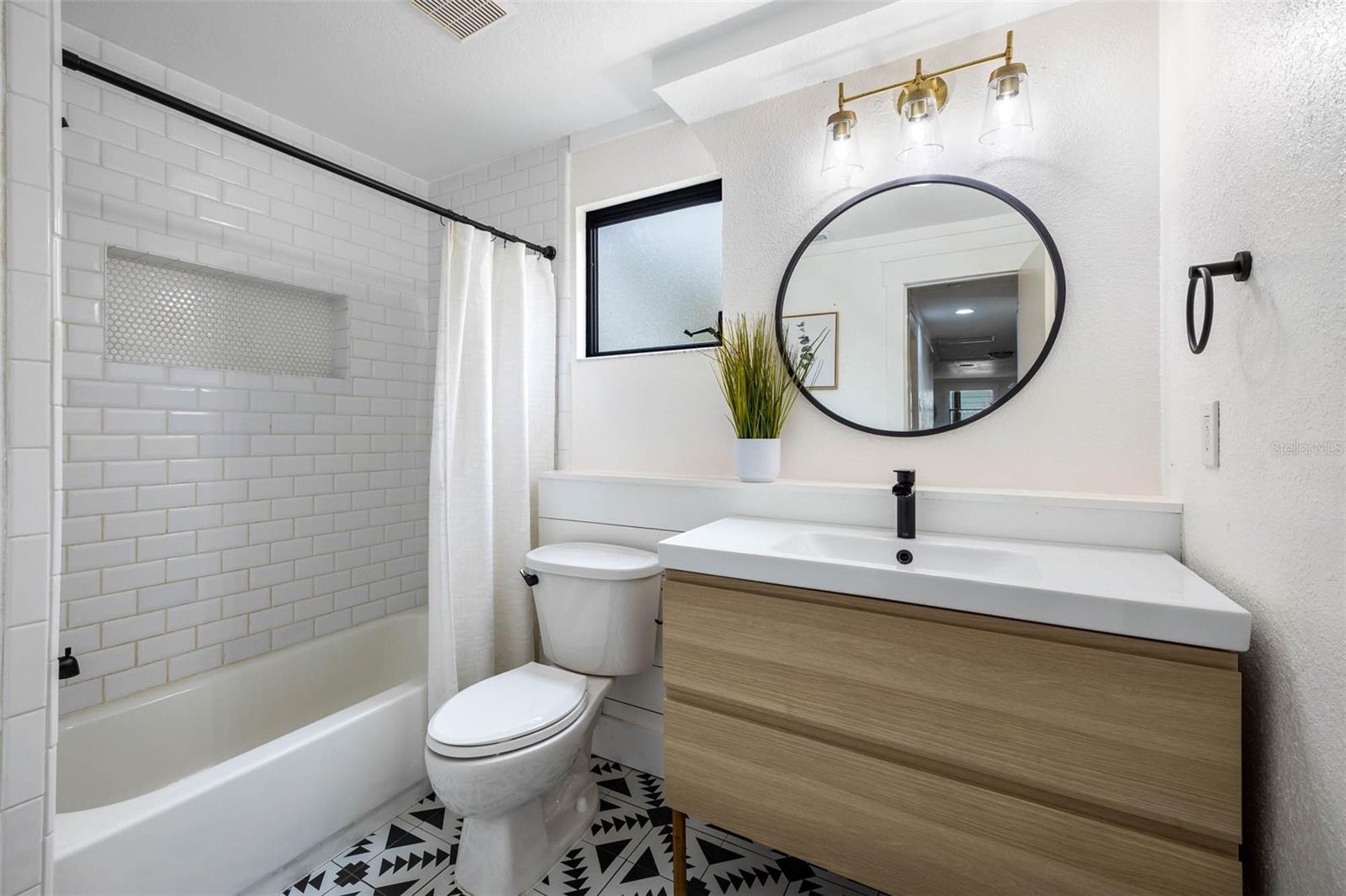 Image 31 of 41 For 12756 Poinsettia Avenue