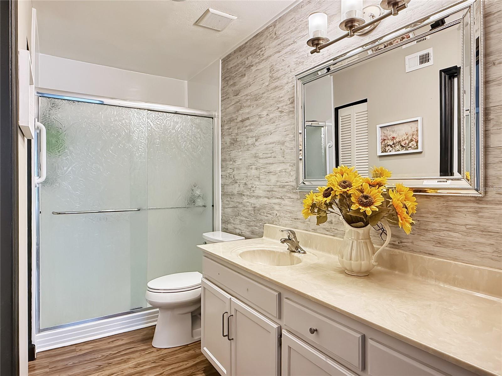 Image 18 of 27 For 1001 Lennox Road W