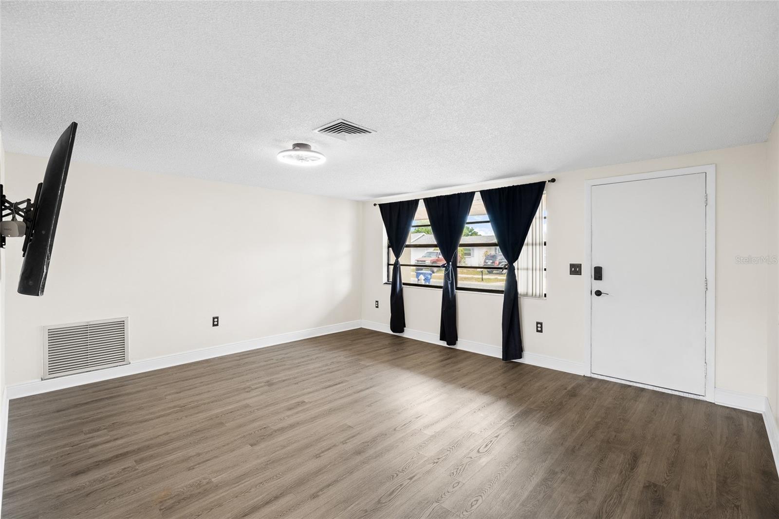 Image 16 of 36 For 6744 Greenwich Avenue