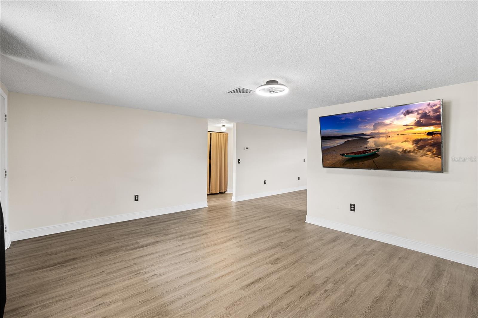 Image 18 of 36 For 6744 Greenwich Avenue