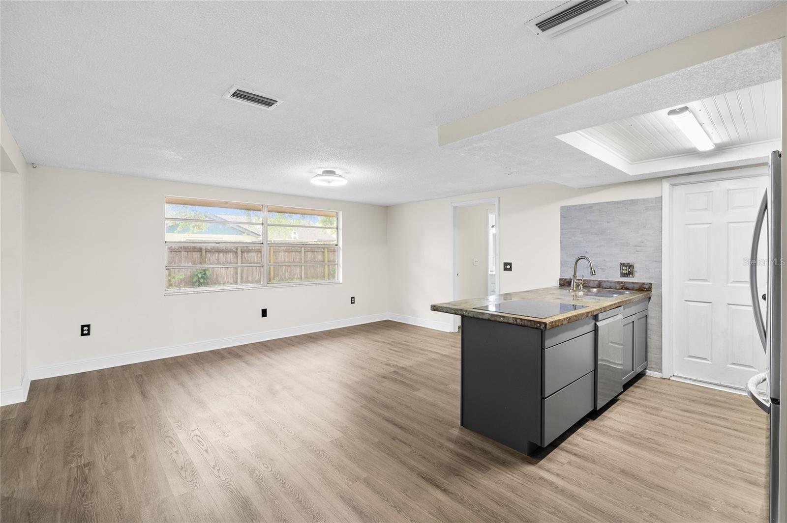 Image 21 of 36 For 6744 Greenwich Avenue