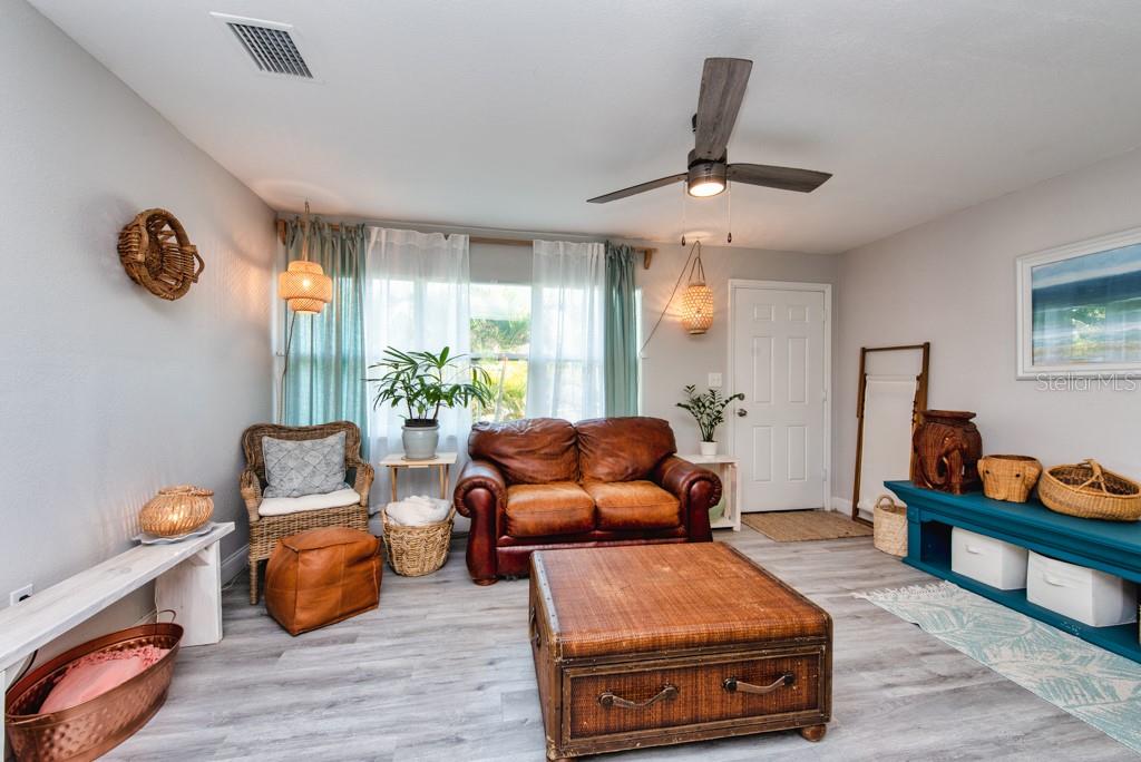 Image 5 of 40 For 1325 54th Avenue N