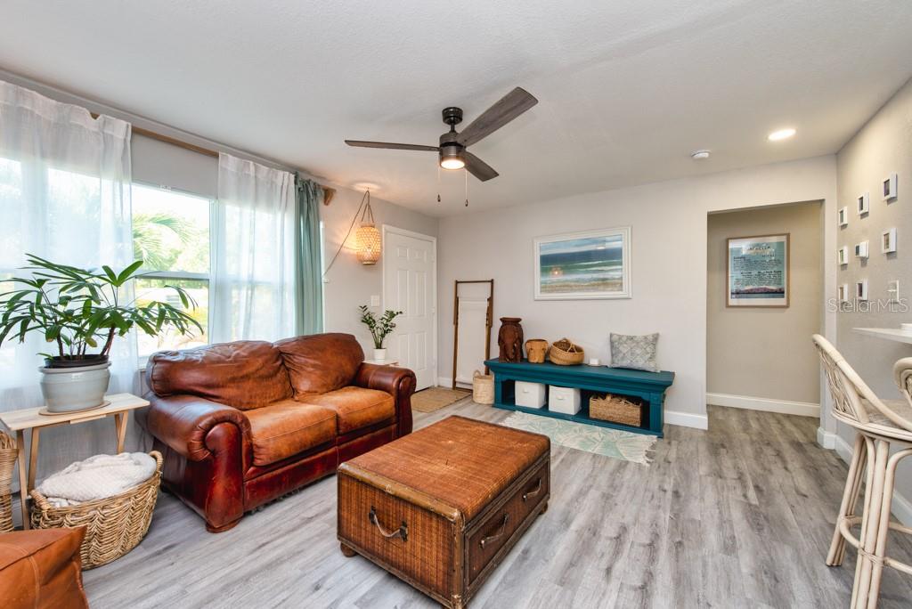 Image 6 of 40 For 1325 54th Avenue N