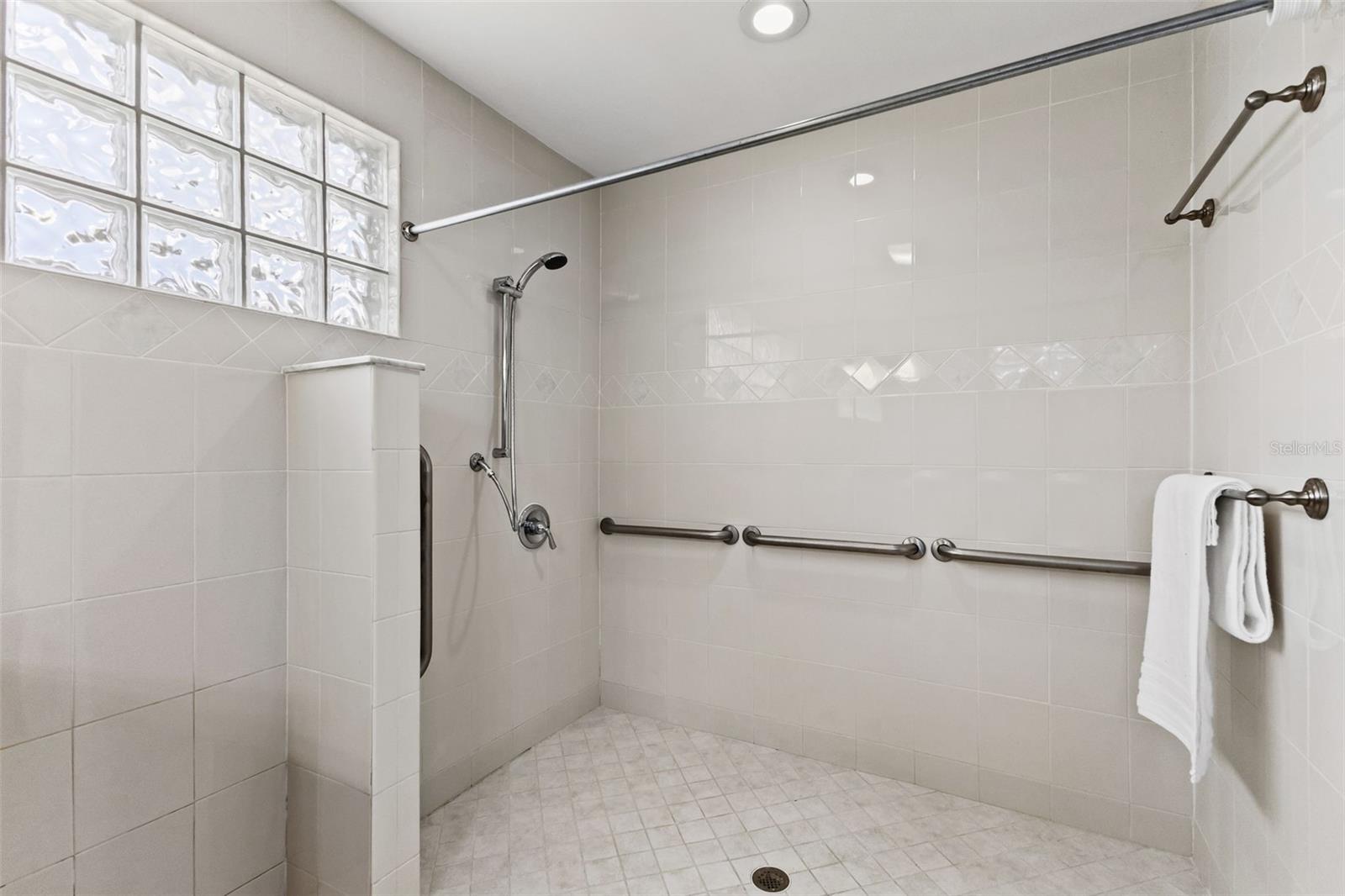 Listing photo id 13 for 305 Frierson Avenue