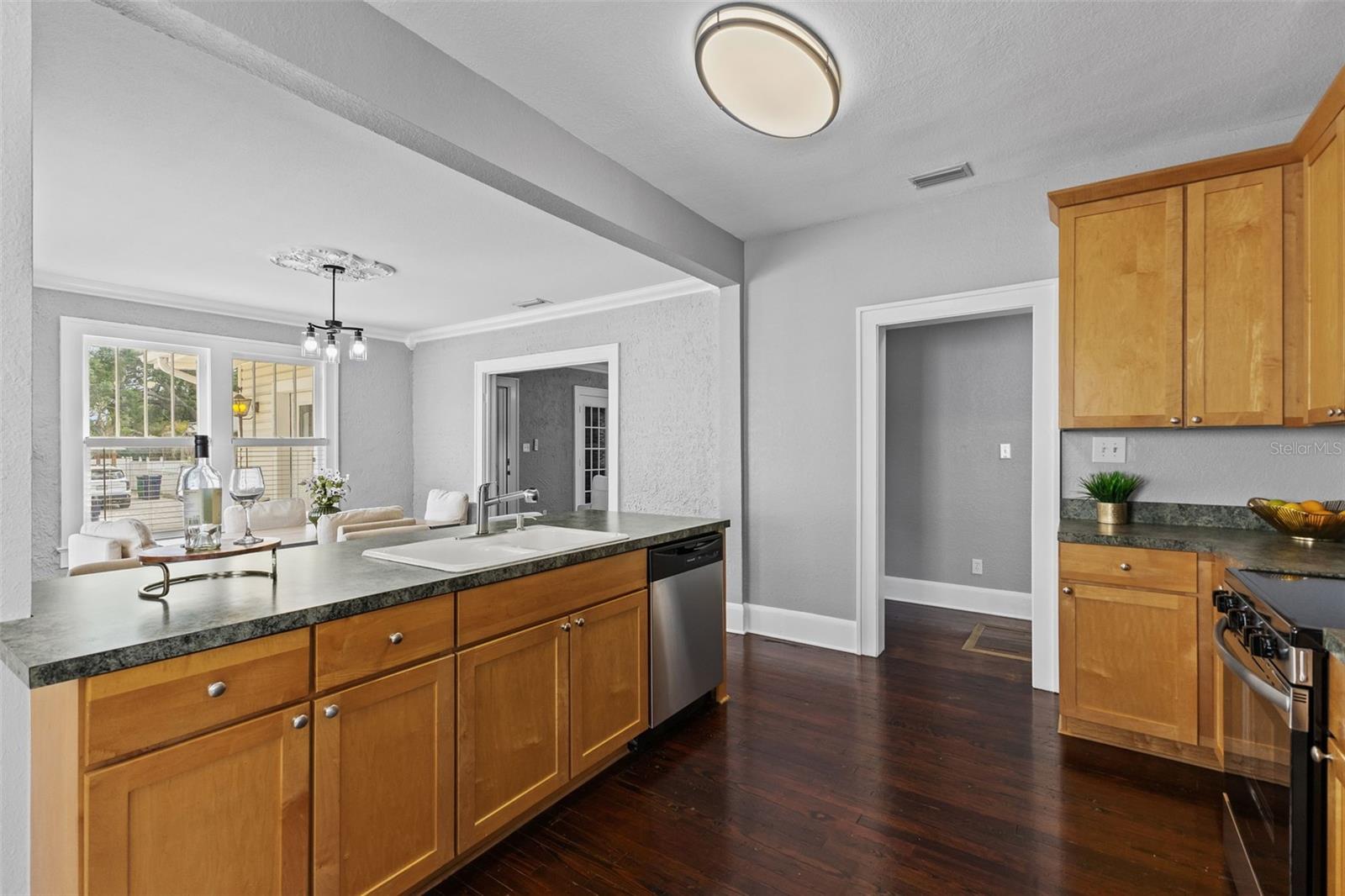 Listing photo id 6 for 305 Frierson Avenue