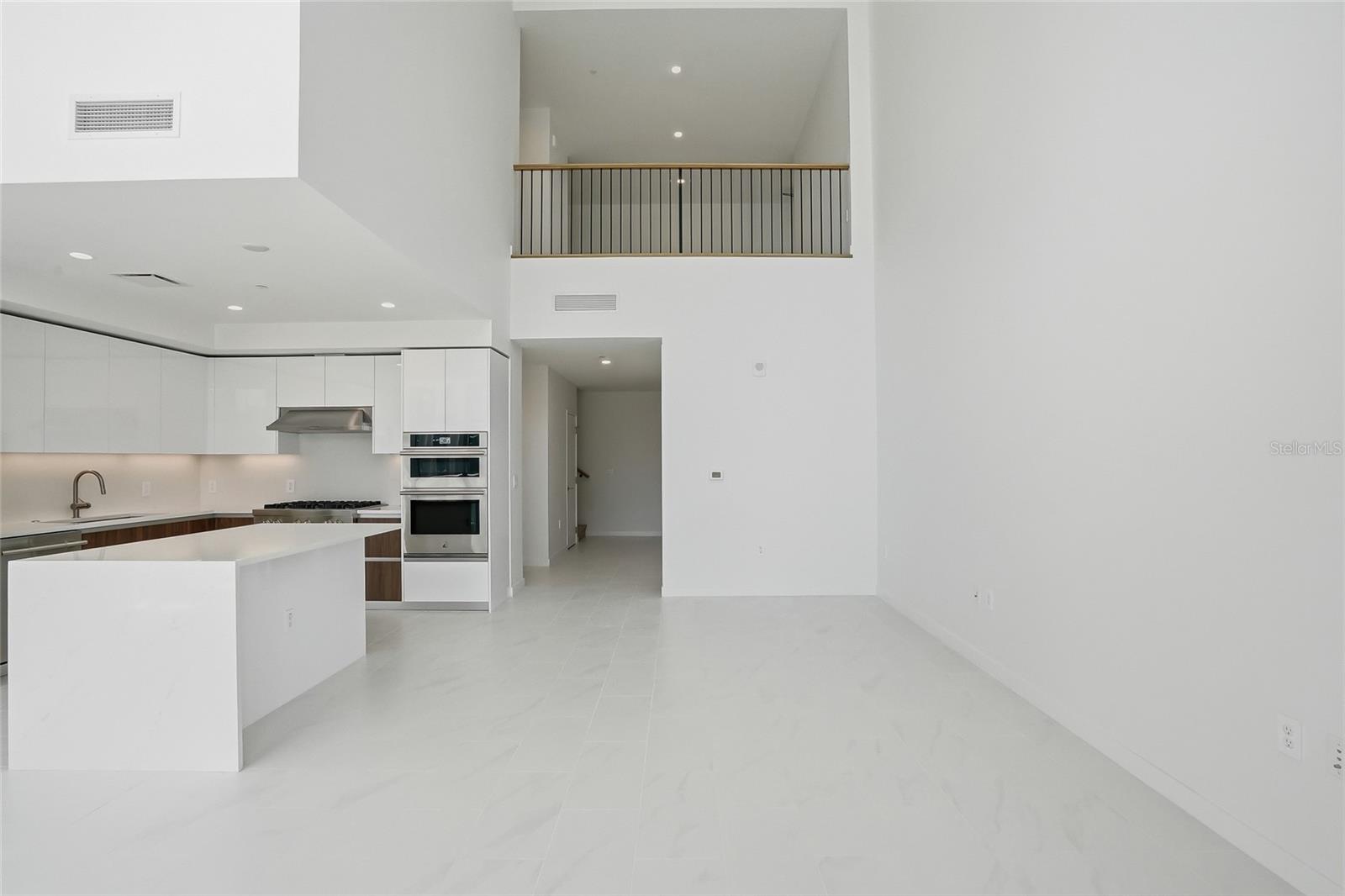 Listing photo id 9 for 400 Central Avenue 301