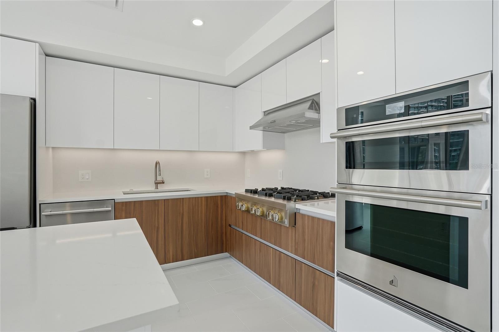 Listing photo id 1 for 400 Central Avenue 301