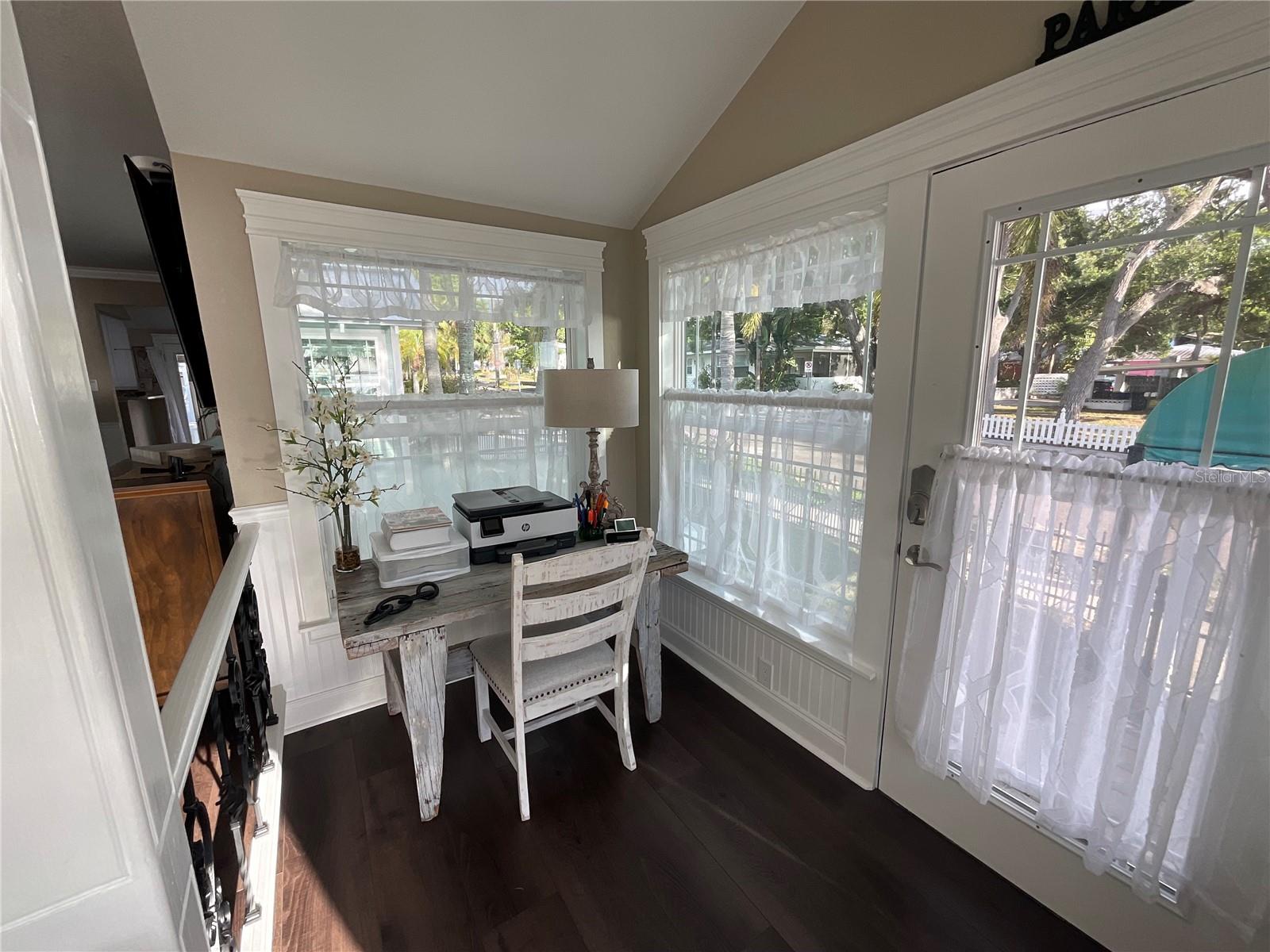 Listing photo id 10 for 202 Fairmont Street