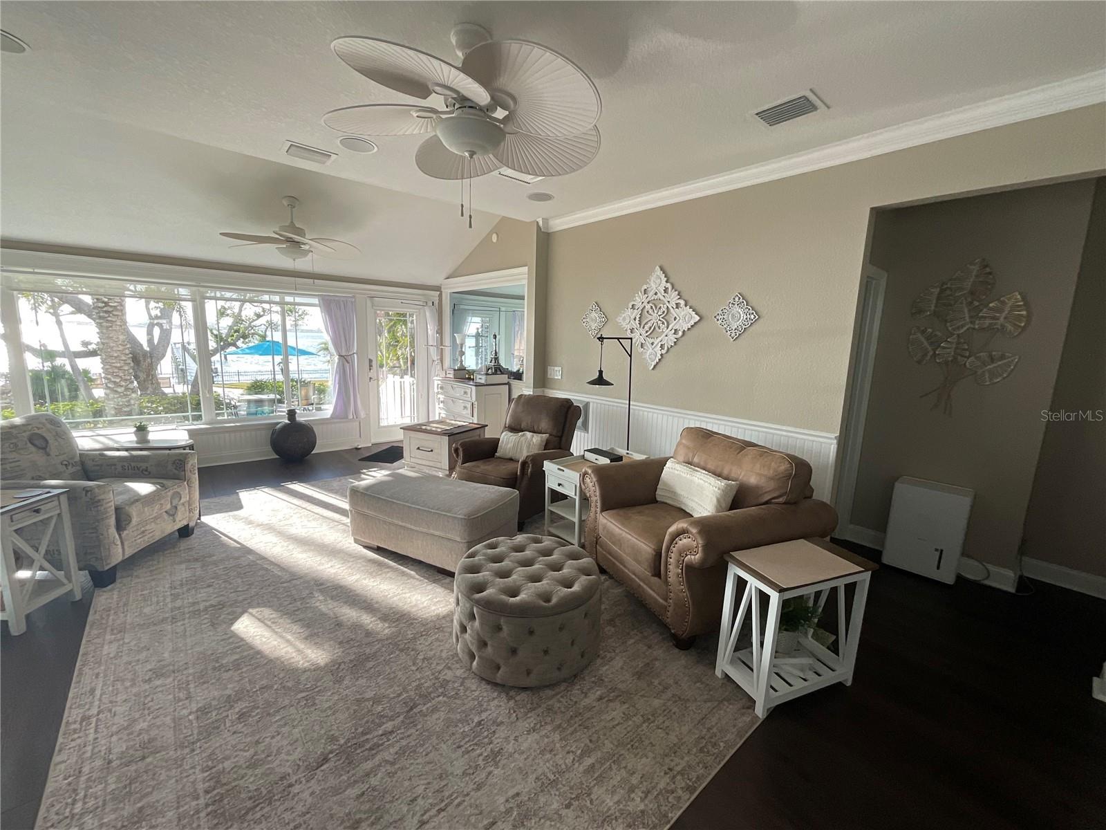 Listing photo id 13 for 202 Fairmont Street