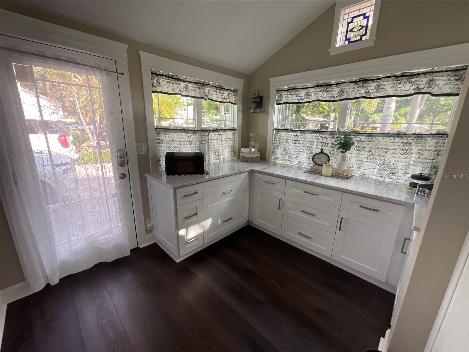 Listing photo id 5 for 202 Fairmont Street