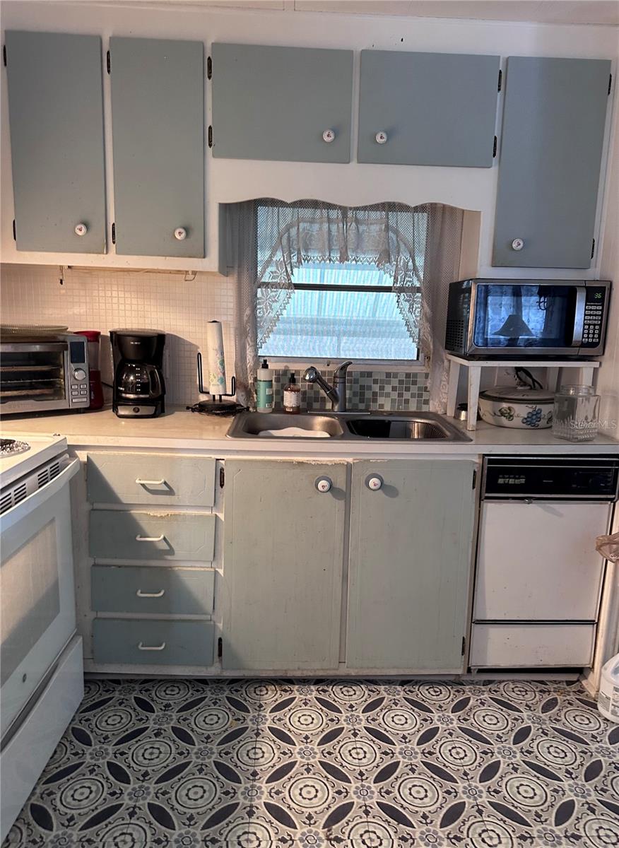 Listing photo id 4 for 1100 Belcher Road S 232