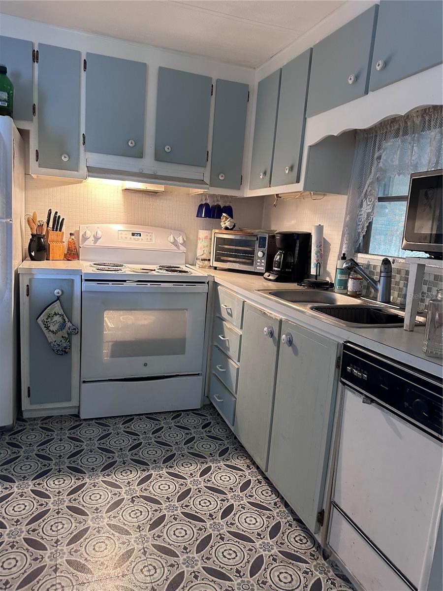 Listing photo id 5 for 1100 Belcher Road S 232