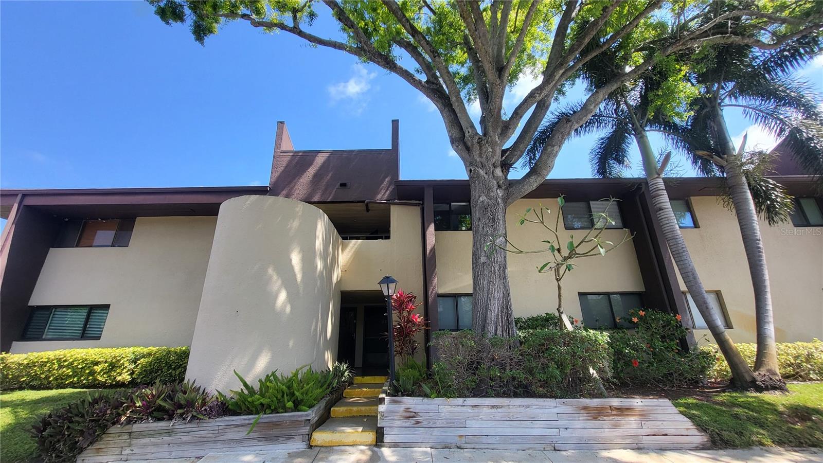 Image 2 of 6 For 875 Village Drive N 102