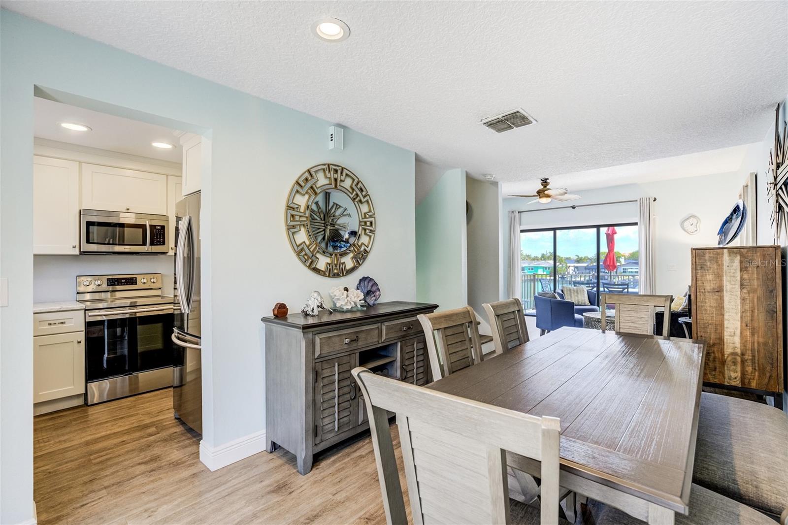 Image 11 of 25 For 325 Island Way 109