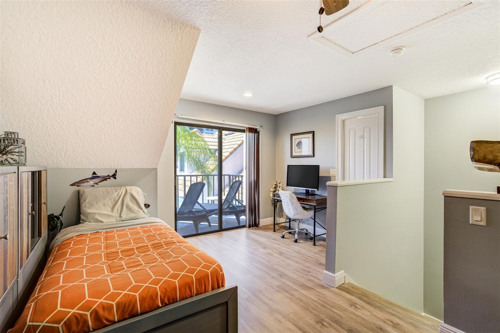 Image 16 of 25 For 325 Island Way 109