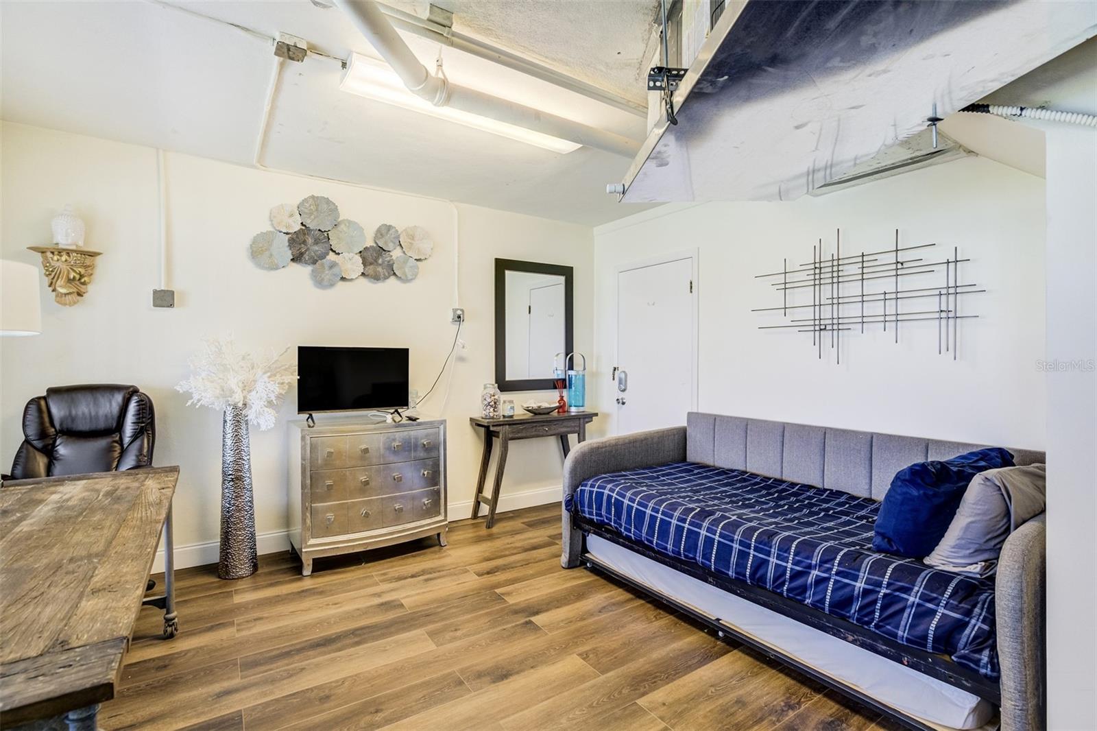 Image 19 of 25 For 325 Island Way 109