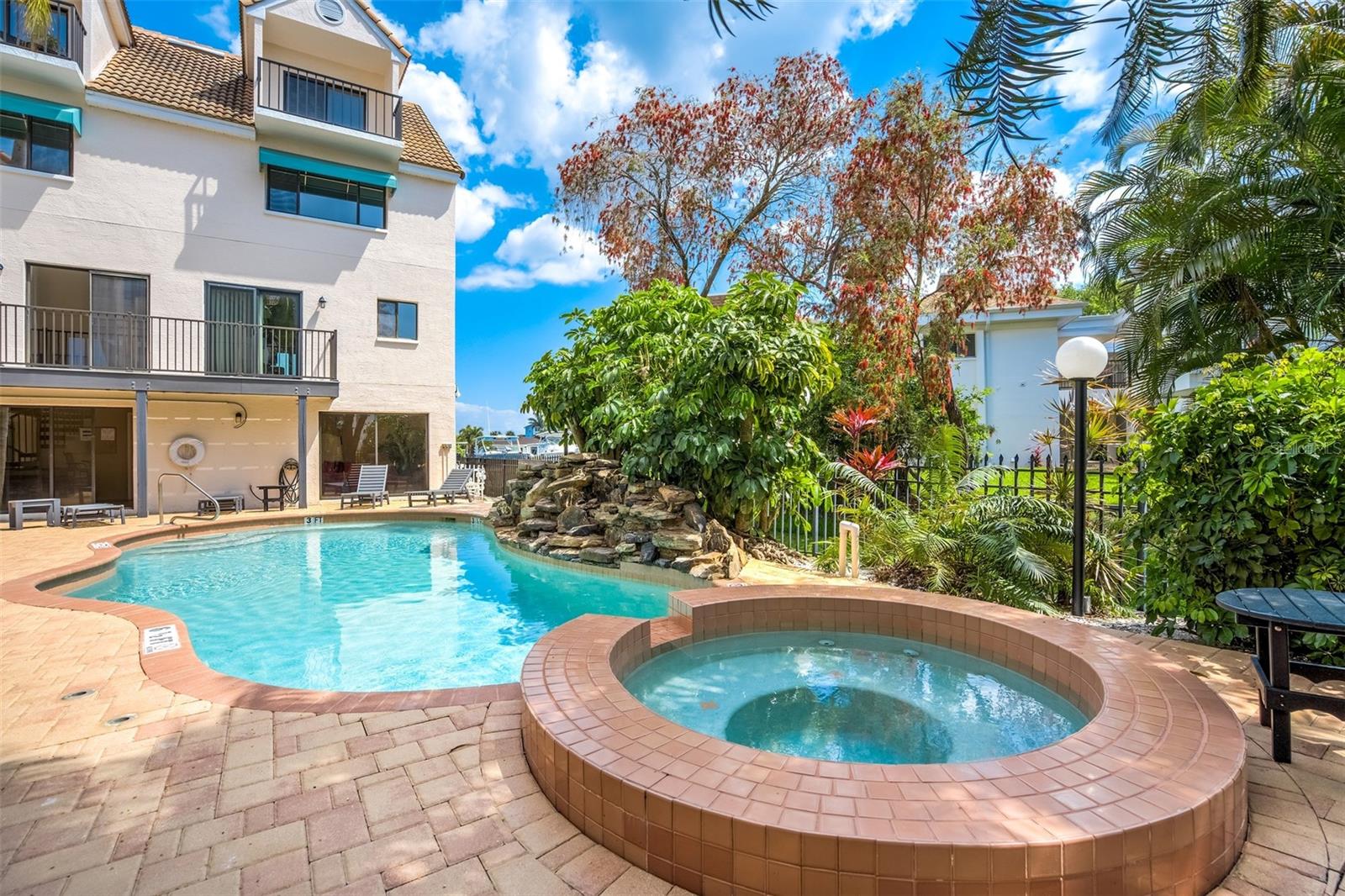 Image 21 of 25 For 325 Island Way 109