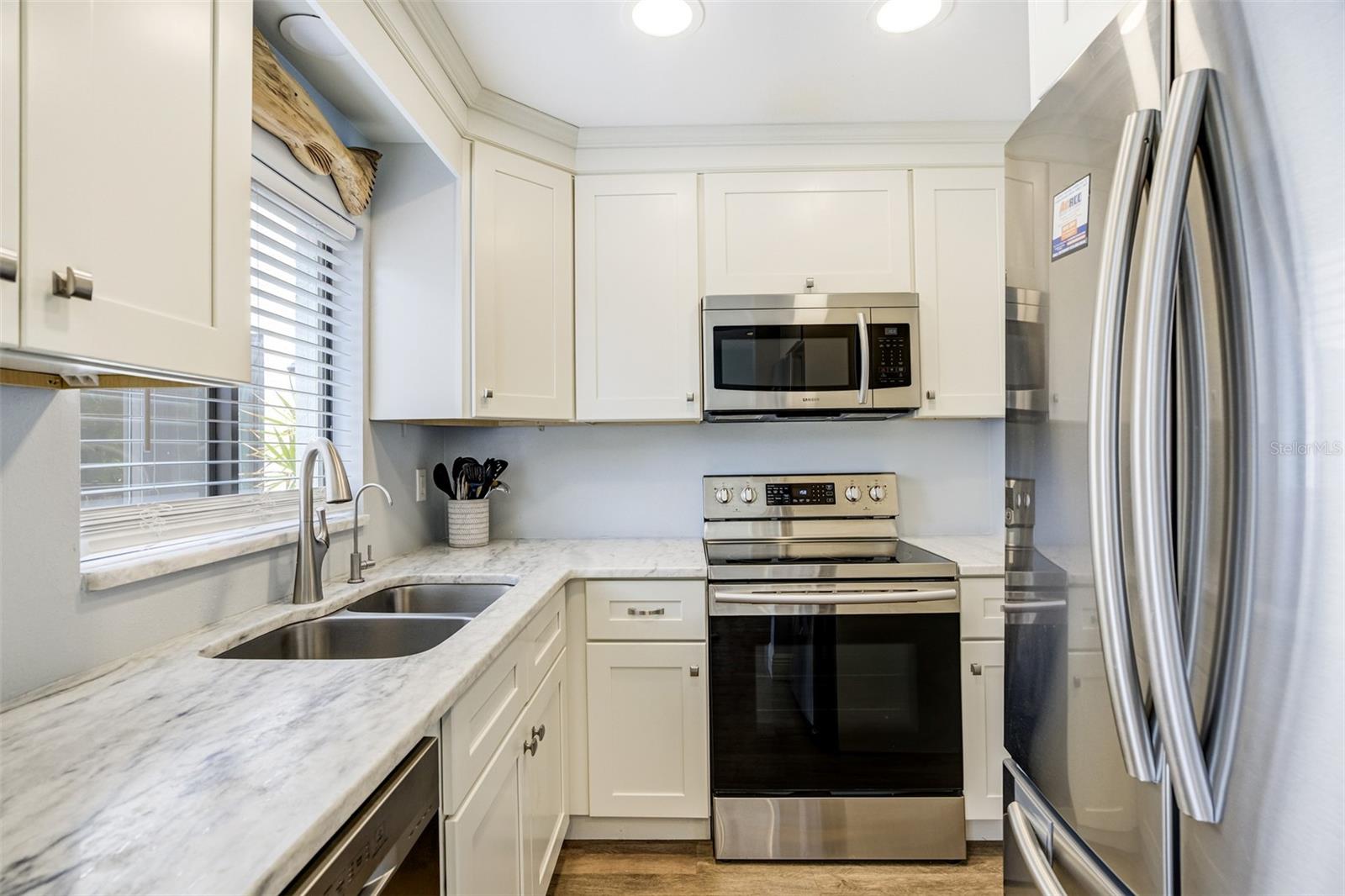 Image 8 of 25 For 325 Island Way 109