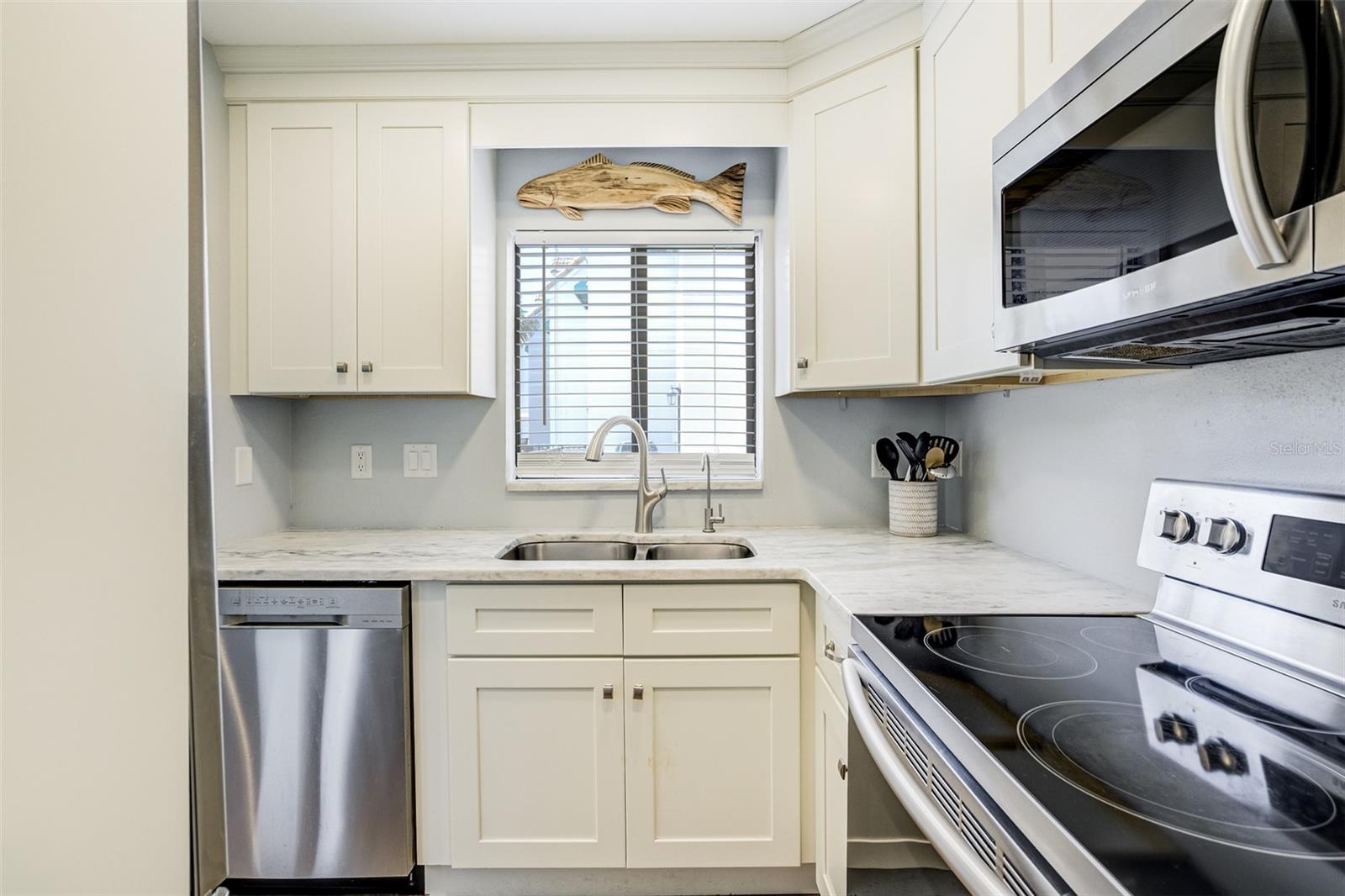 Image 9 of 25 For 325 Island Way 109