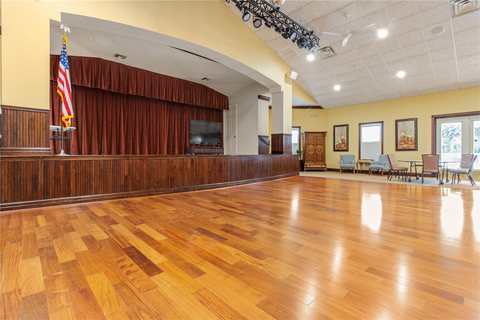 Listing photo id 51 for 70 Center Oak Circle