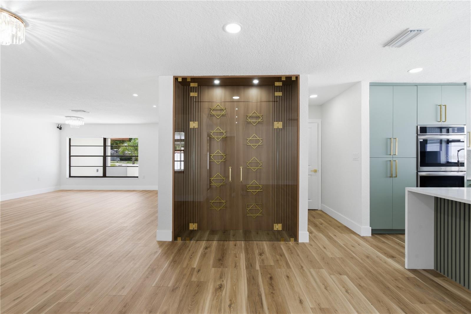 Image 17 of 51 For 2309 Pin Oak Lane E