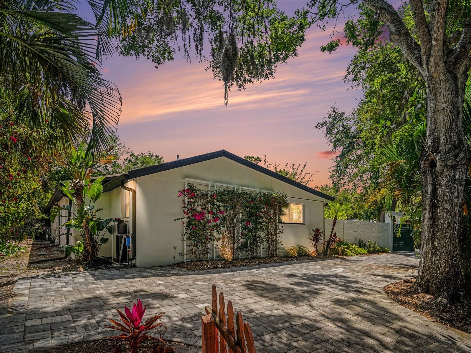 Image 3 of 36 For 4050 Turks Cap Place