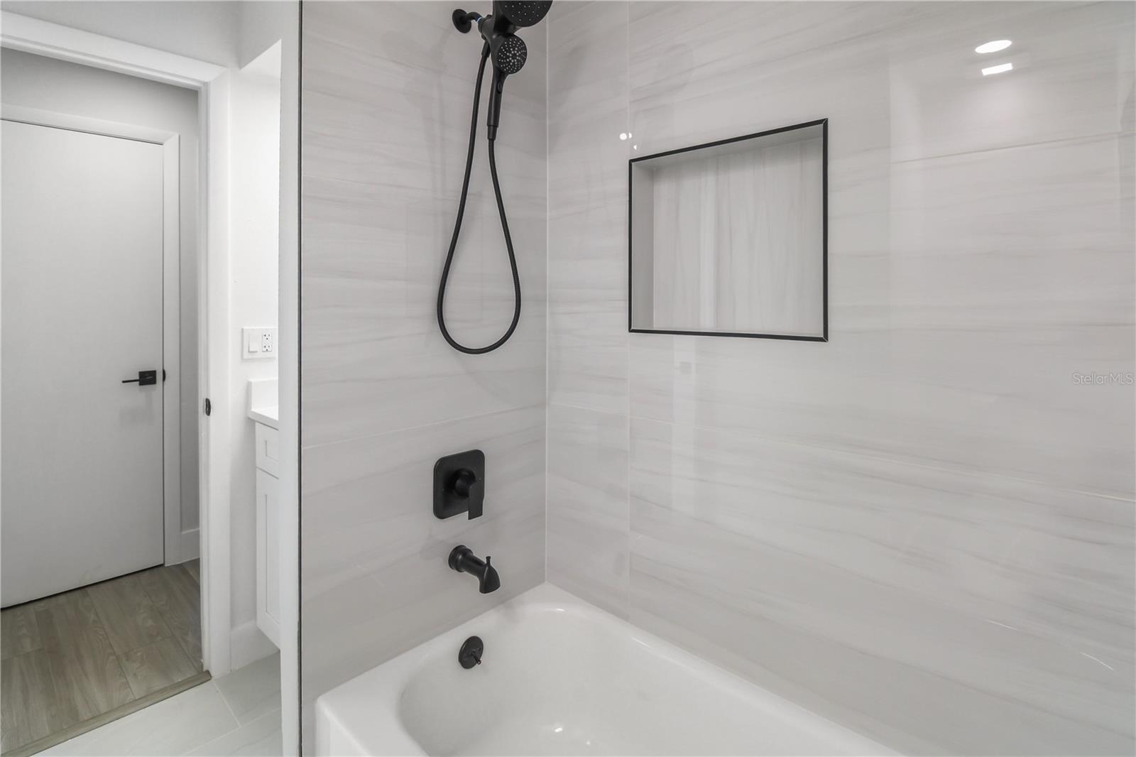 Listing photo id 21 for 11492 93rd Street