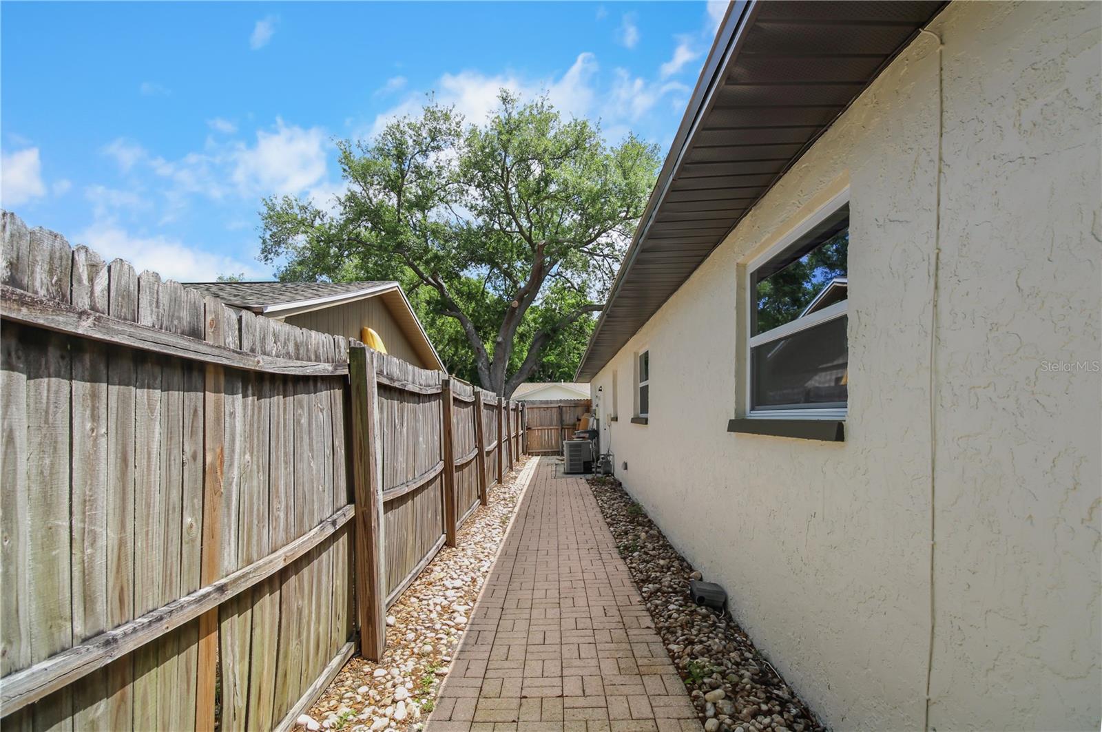 Listing photo id 31 for 11492 93rd Street