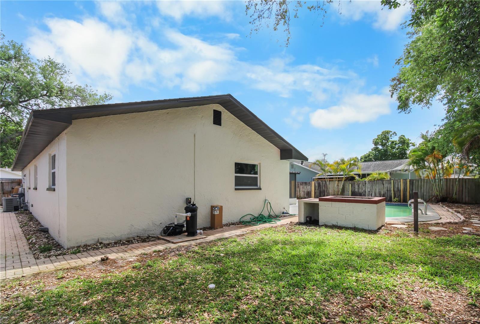Listing photo id 32 for 11492 93rd Street