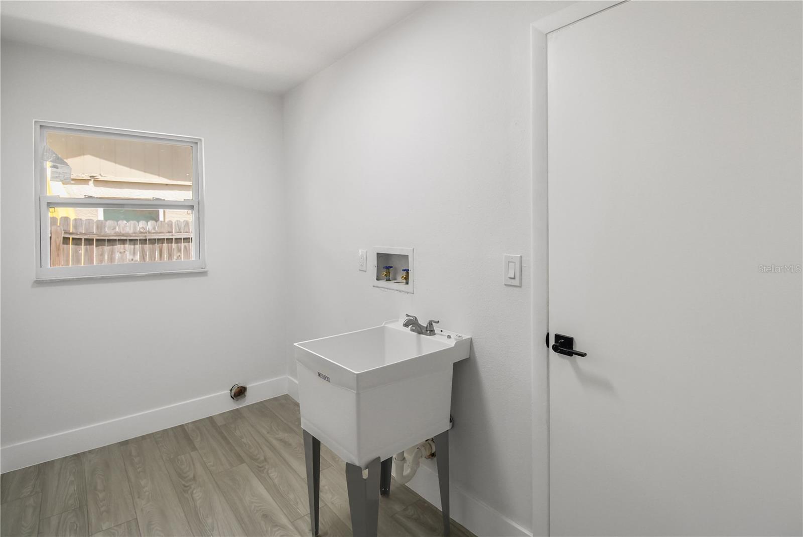 Listing photo id 33 for 11492 93rd Street