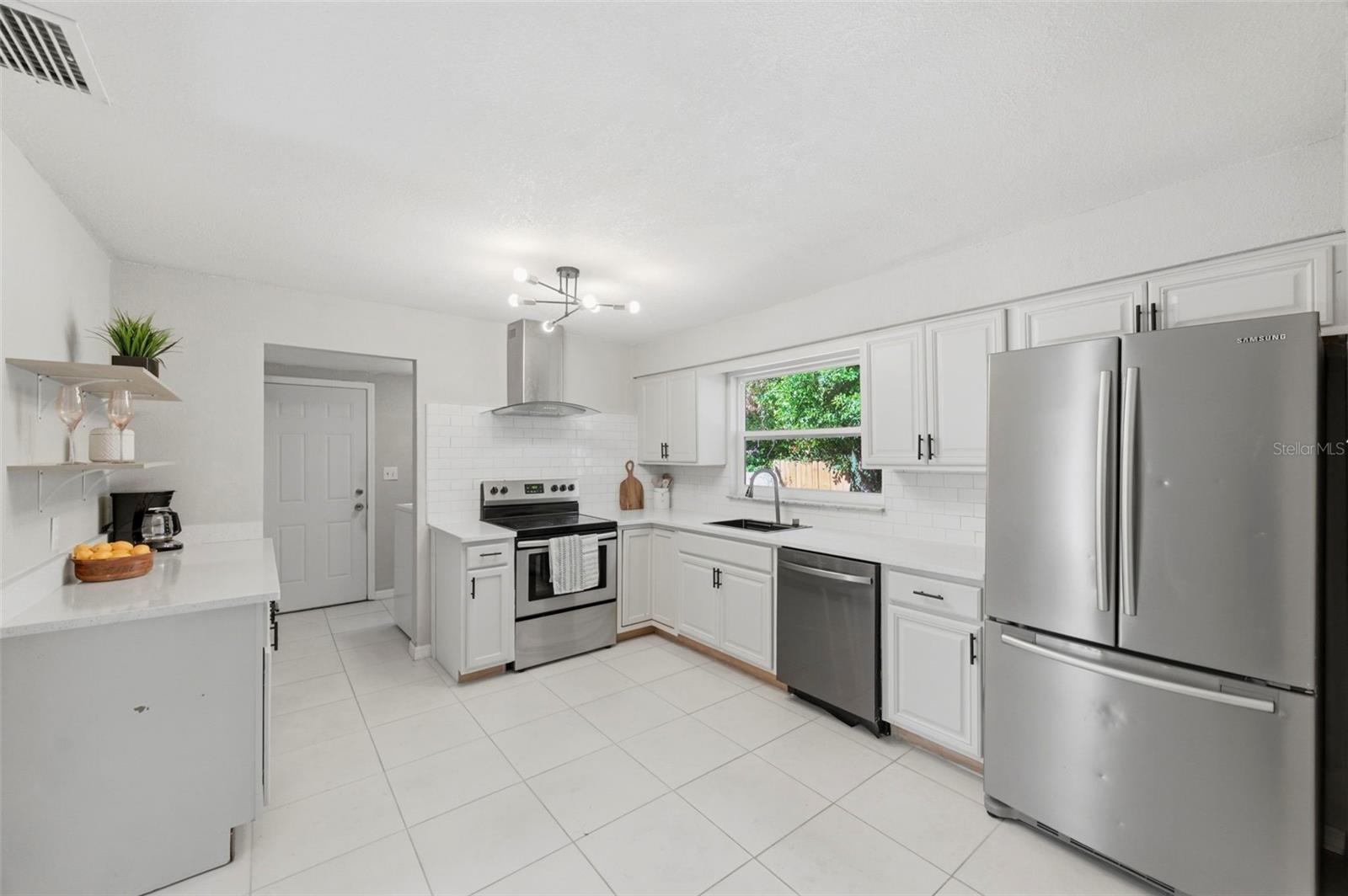 Listing photo id 9 for 3607 24th Avenue