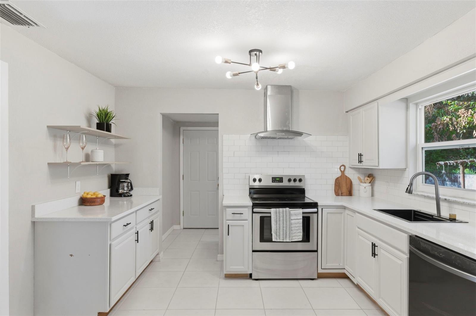 Listing photo id 12 for 3607 24th Avenue