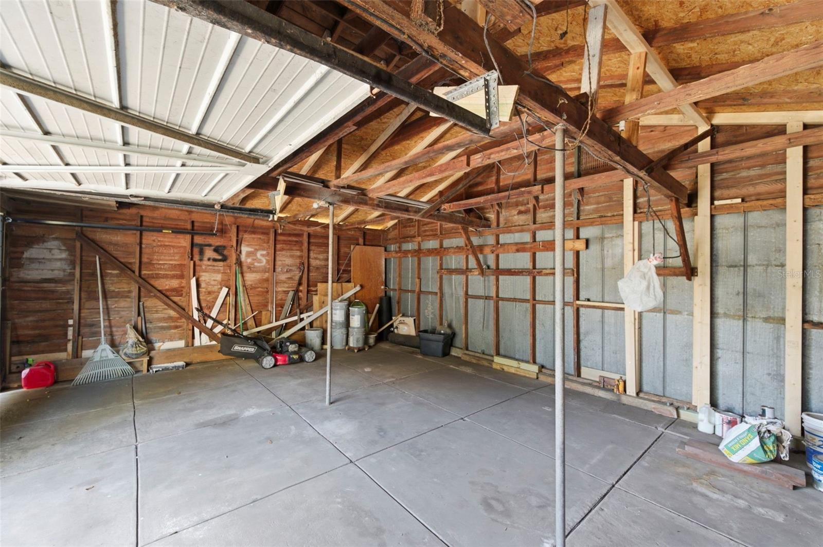 Listing photo id 33 for 3607 24th Avenue