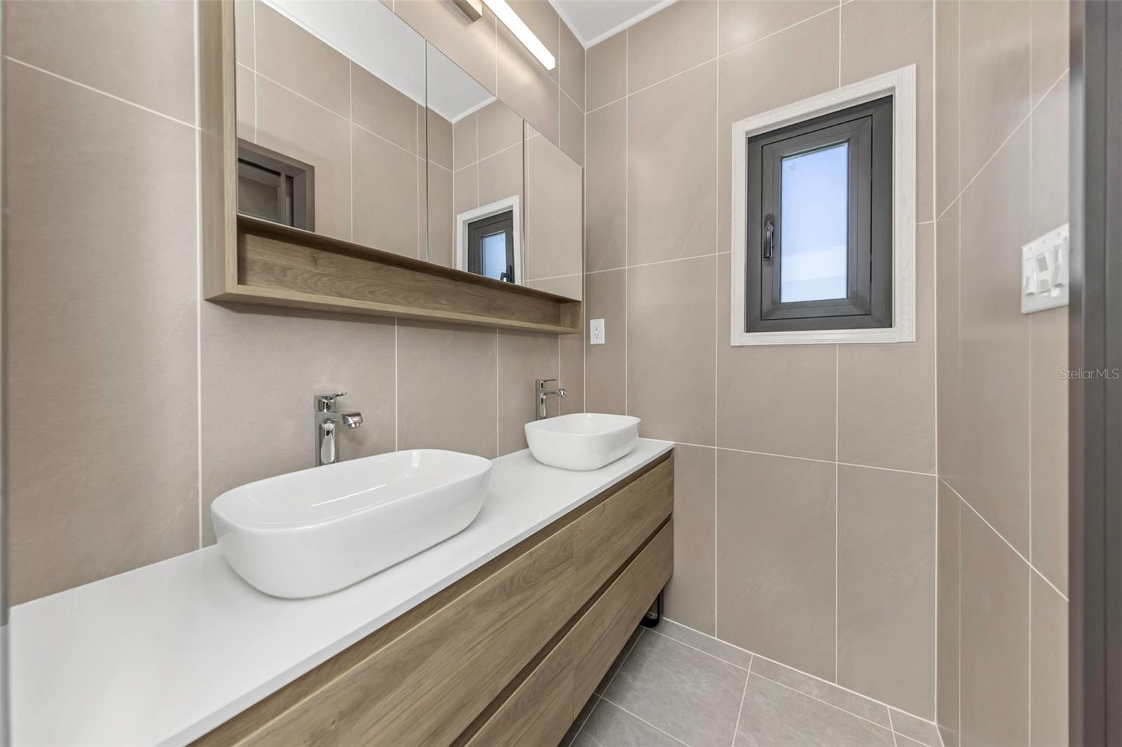 Image 26 of 74 For 1125 Melrose Avenue S