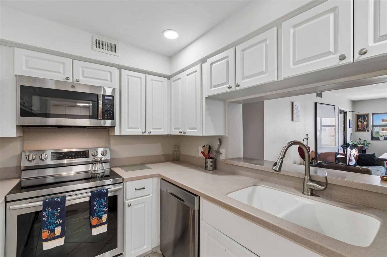 Image 15 of 60 For 4141 Bayshore Boulevard 1106