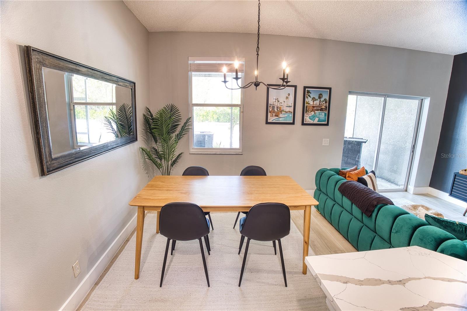 Image 10 of 30 For 671 Vallance Way Ne