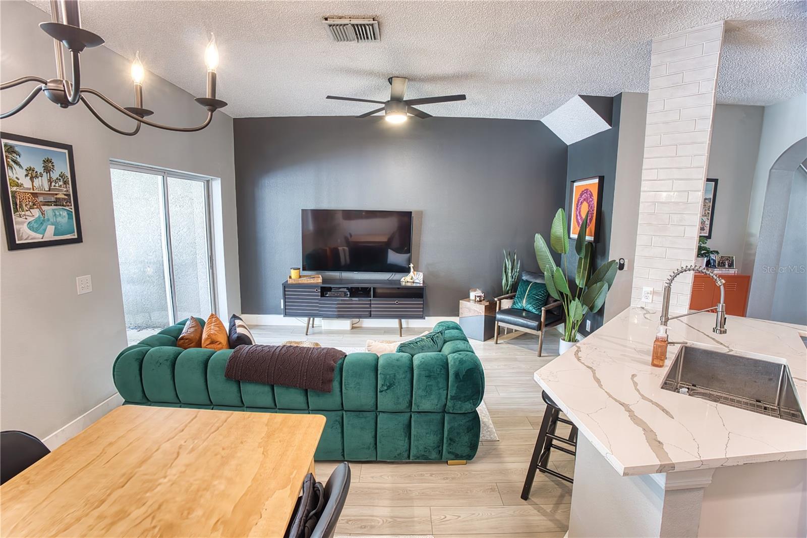 Image 11 of 30 For 671 Vallance Way Ne