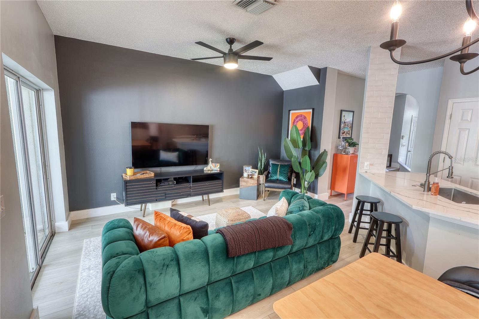 Image 13 of 30 For 671 Vallance Way Ne