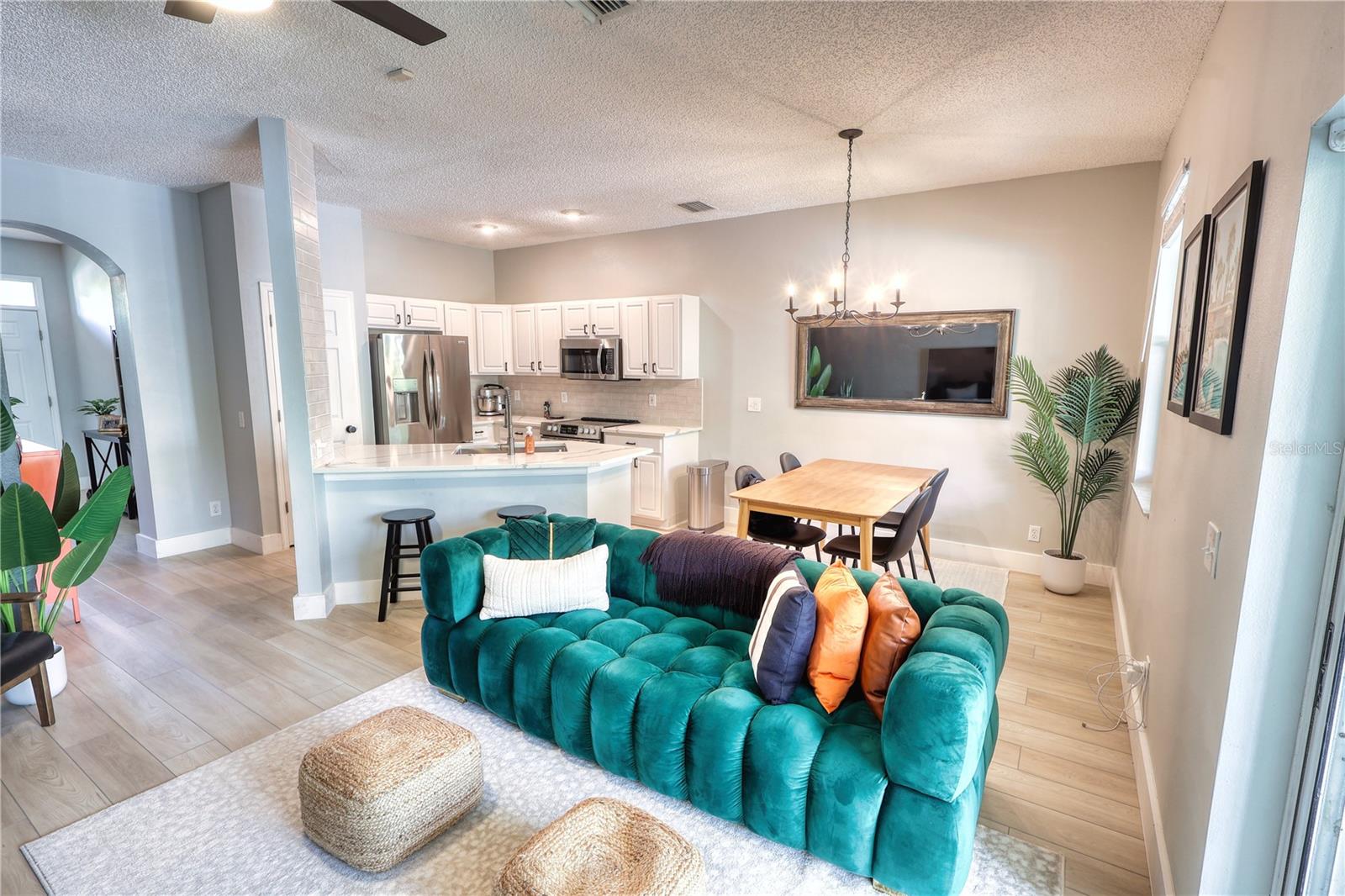 Image 15 of 30 For 671 Vallance Way Ne