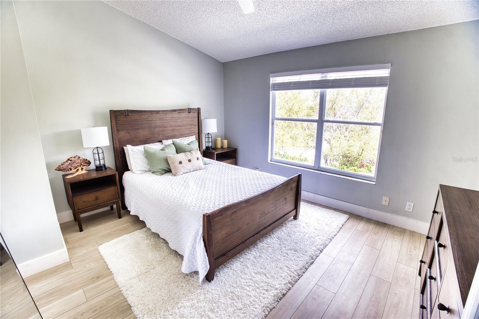 Image 19 of 30 For 671 Vallance Way Ne