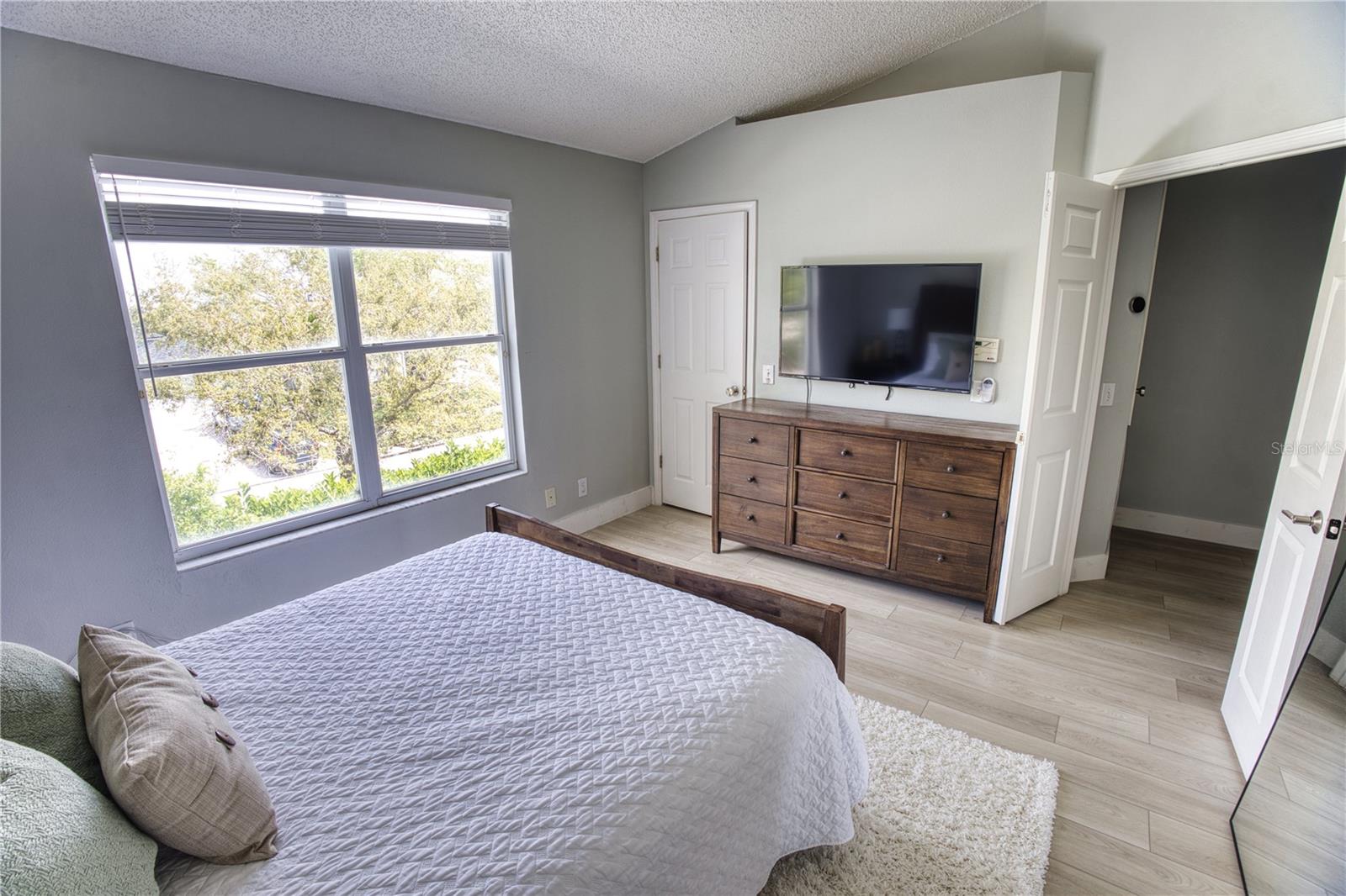 Image 21 of 30 For 671 Vallance Way Ne