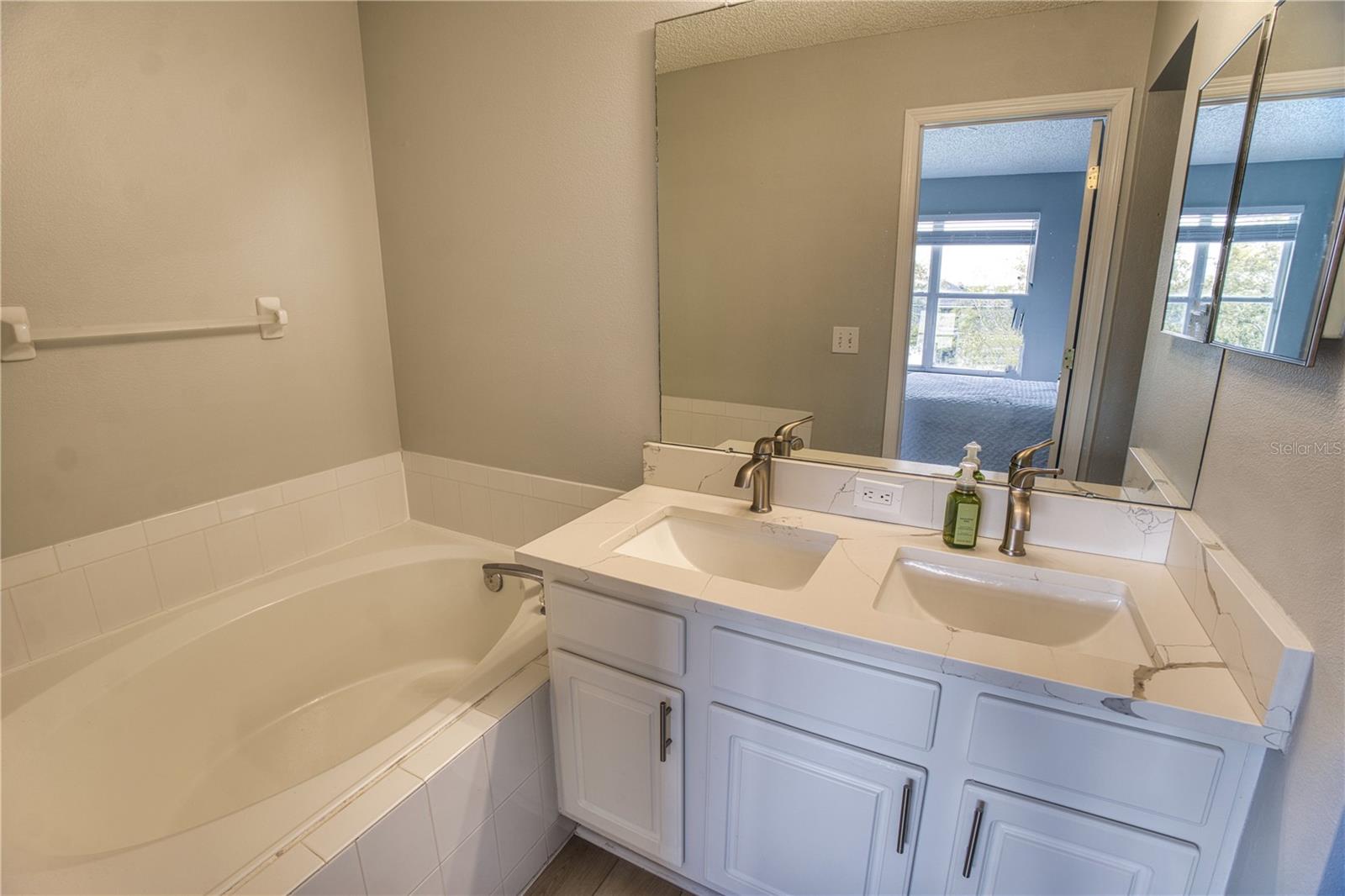 Image 22 of 30 For 671 Vallance Way Ne