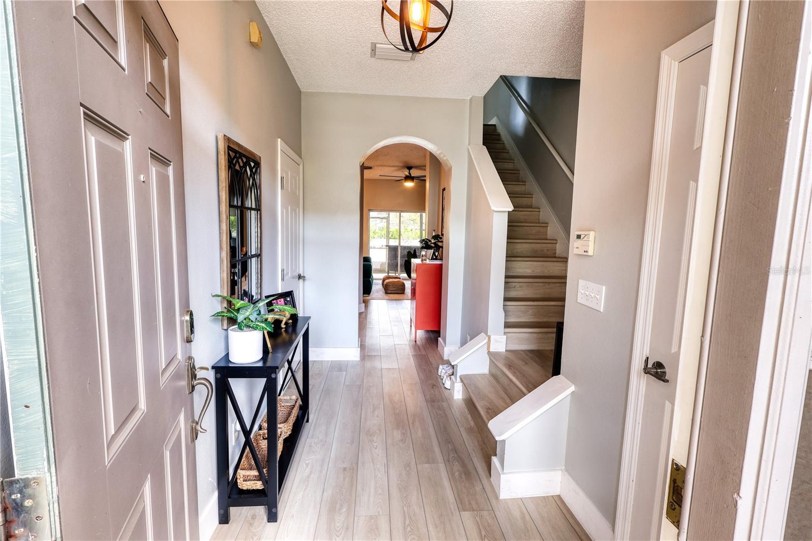 Image 3 of 30 For 671 Vallance Way Ne