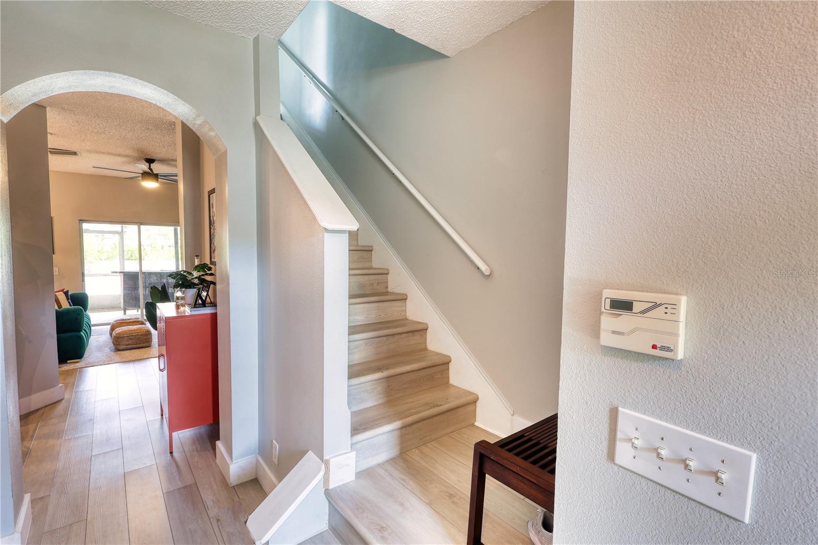 Image 4 of 30 For 671 Vallance Way Ne