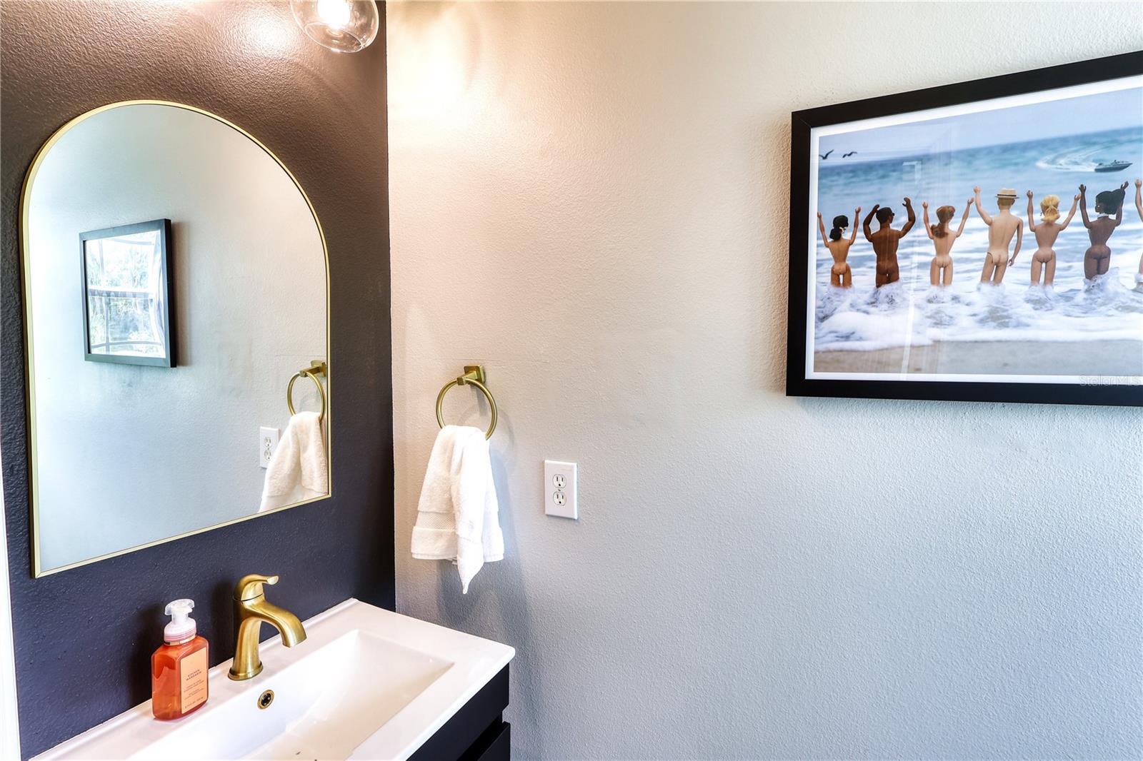 Image 5 of 30 For 671 Vallance Way Ne