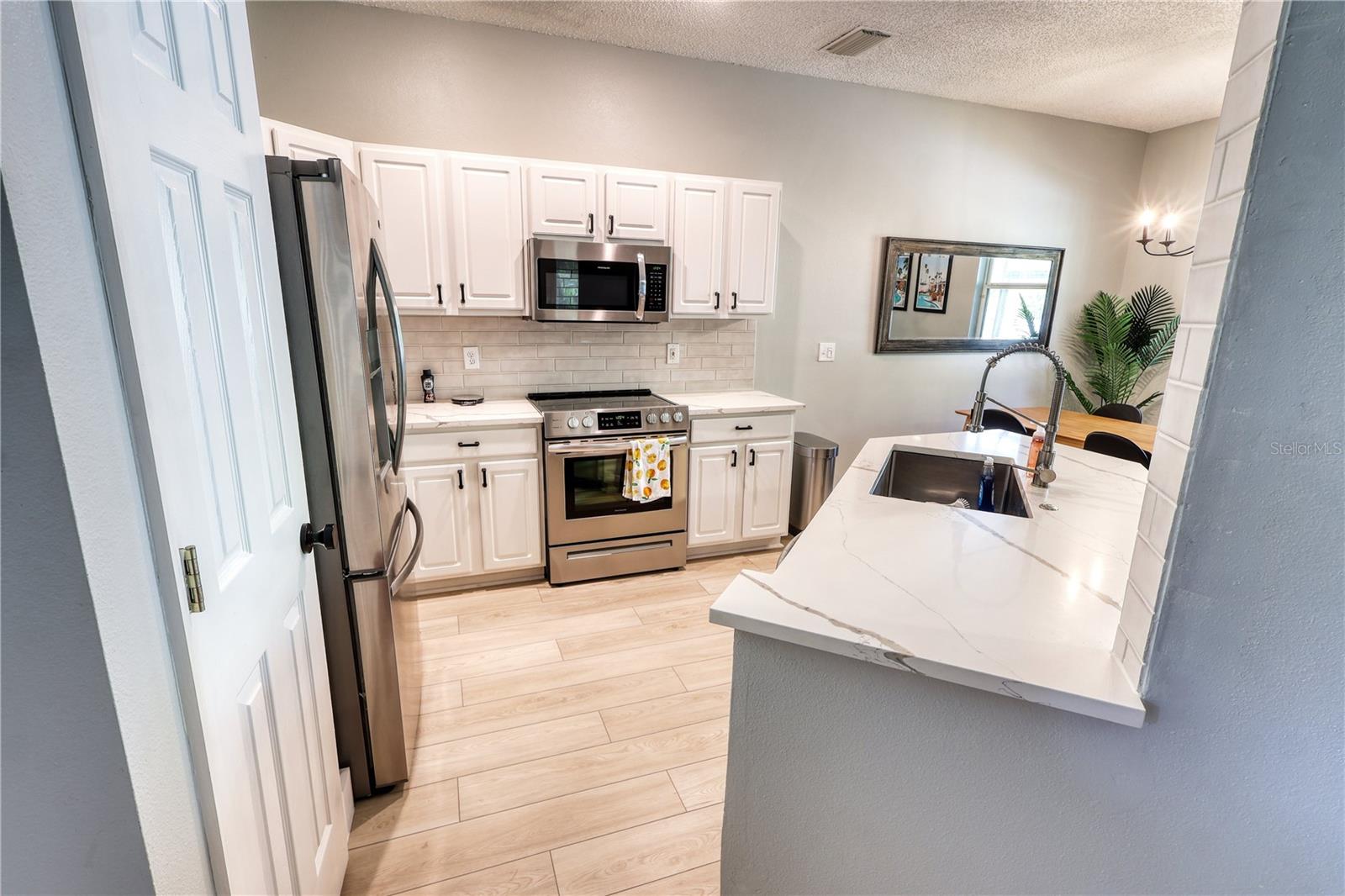 Image 7 of 30 For 671 Vallance Way Ne