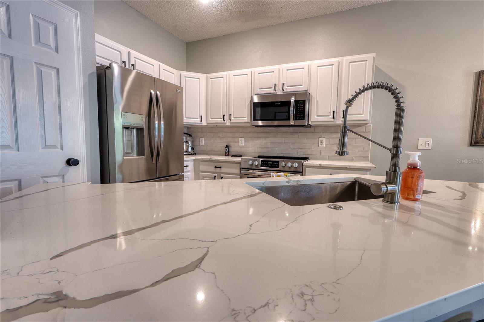 Image 8 of 30 For 671 Vallance Way Ne