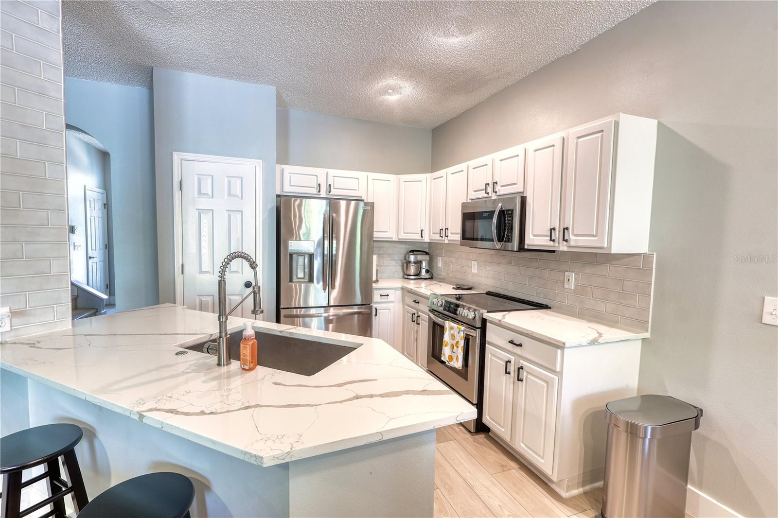 Image 9 of 30 For 671 Vallance Way Ne